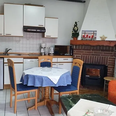 Schoene Mit Terrasse In