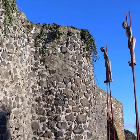 Schoene Mit Gemuetlicher Terrasse *